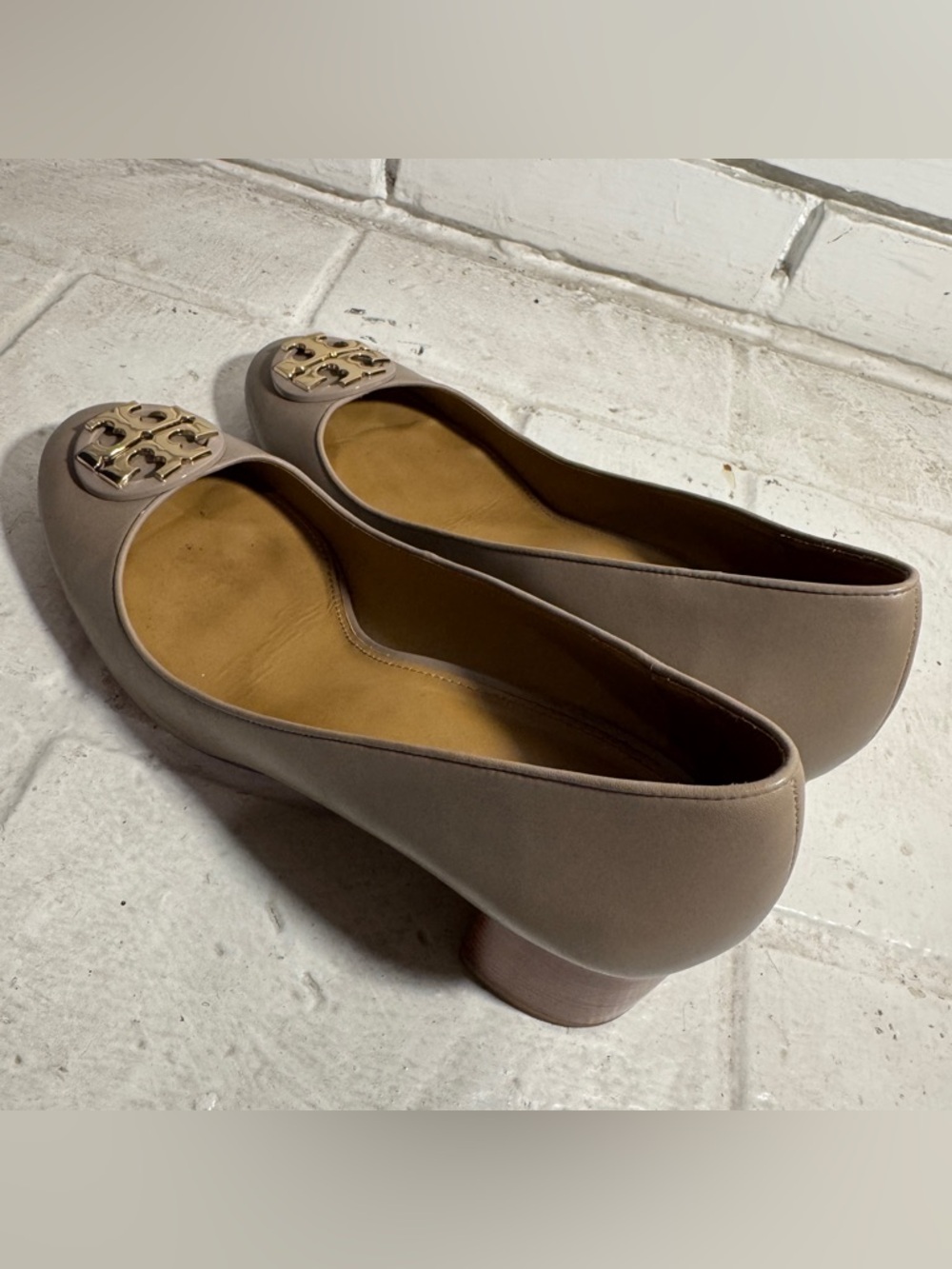 Tory Burch Claire 50mm Round Toe Pump French Gray Gold Size 10 - Picture 8 of 16
